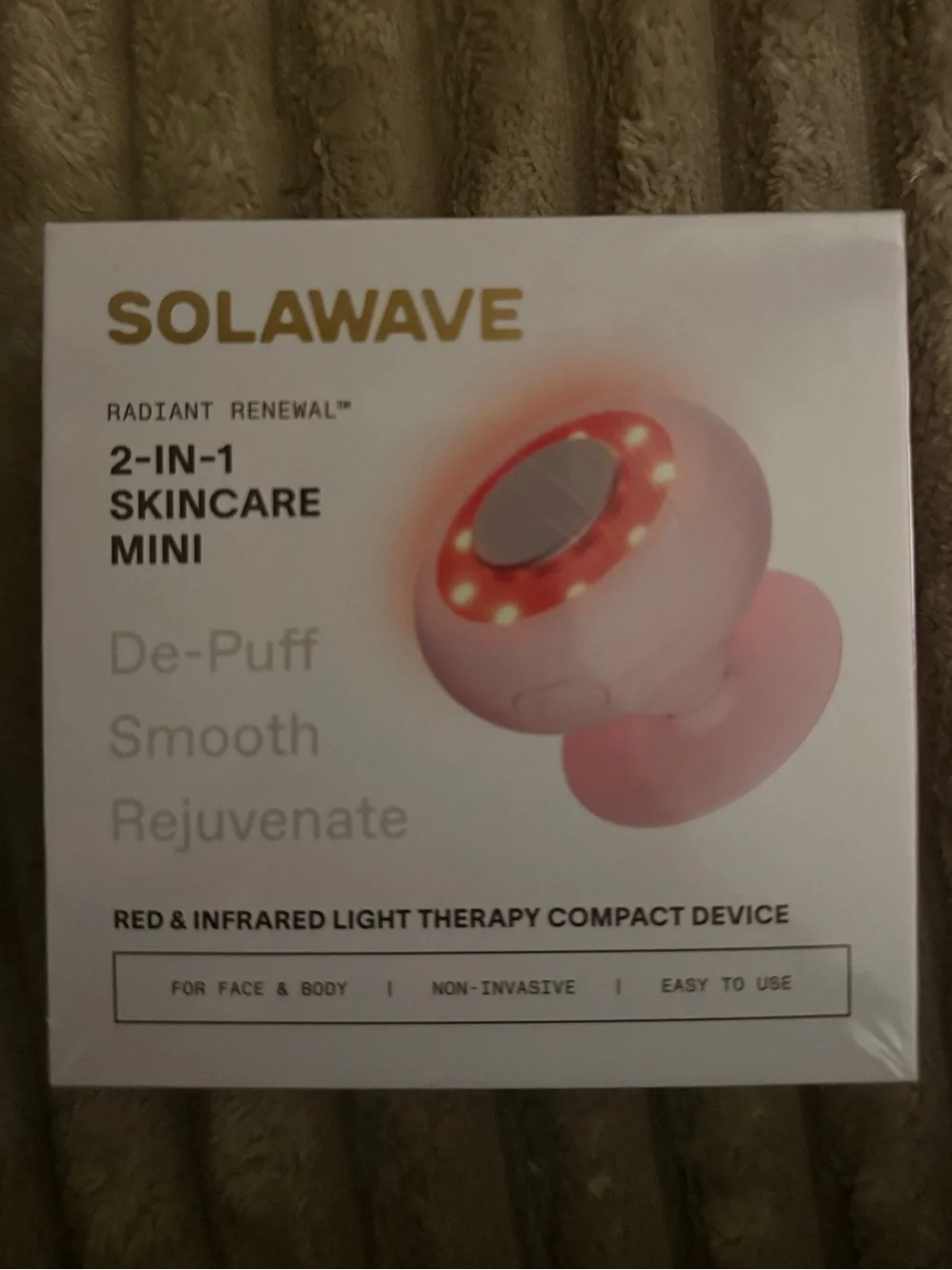 Solawavw Radiant renewal 2 in 1 skincare mini red and infrared light compact - Picture 1 of 8